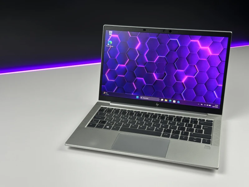 HP EliteBook 830 G8 z i5-1145G7, 13.3" FHD Sure View. Kompaktowy laptop biznesowy z funkcją ochrony prywatności ekranu i lekką konstrukcją. HP EliteBook 830 G8 z i5-1145G7, 13.3" FHD Sure View. Kompaktowy laptop biznesowy z funkcją ochrony prywatności ekranu i lekką konstrukcją.