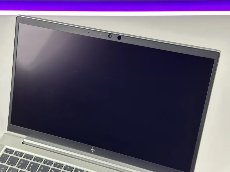 Biznesowy laptop HP EliteBook 840 G7 z procesorem i5-10310U i dotykowym ekranem 14" FHD. Aluminiowa obudowa oraz klawiatura US.