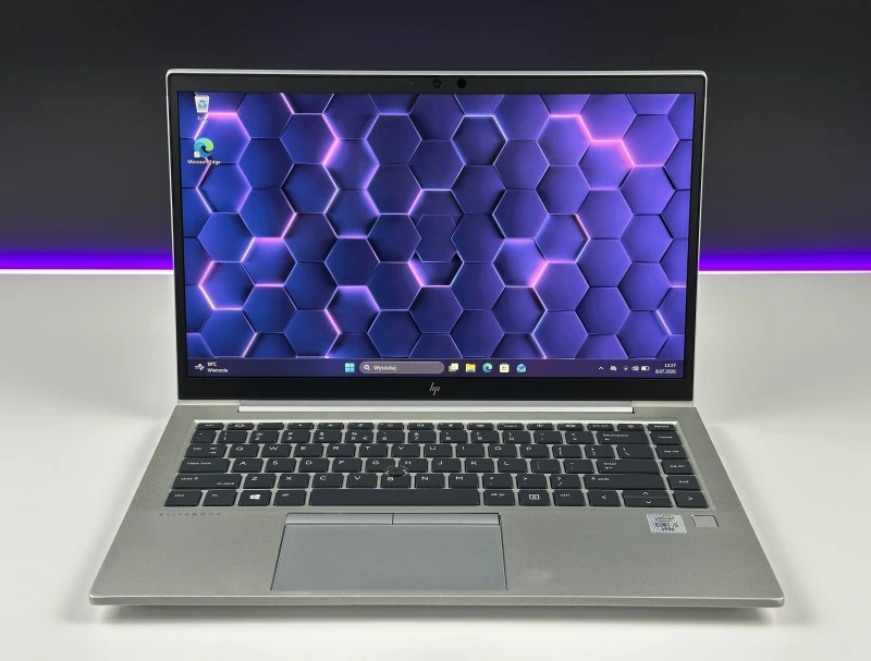 Biznesowy laptop HP EliteBook 840 G7 z procesorem i5-10310U i dotykowym ekranem 14" FHD. Aluminiowa obudowa oraz klawiatura US.
