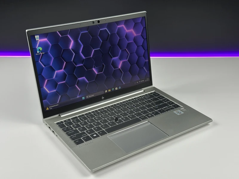Biznesowy laptop HP EliteBook 840 G7 z procesorem i5-10310U i dotykowym ekranem 14" FHD. Aluminiowa obudowa oraz klawiatura US.