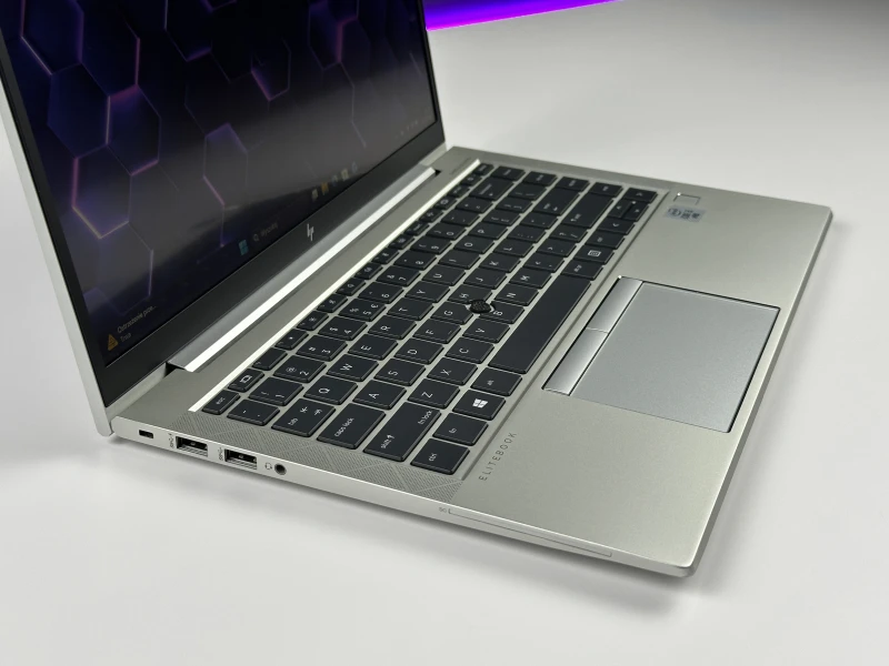 Biznesowy laptop HP EliteBook 840 G7 z procesorem i5-10310U i dotykowym ekranem 14" FHD. Aluminiowa obudowa oraz klawiatura US.