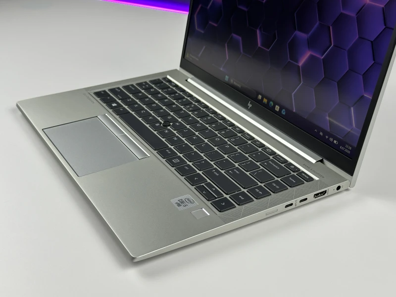 Biznesowy laptop HP EliteBook 840 G7 z procesorem i5-10310U i dotykowym ekranem 14" FHD. Aluminiowa obudowa oraz klawiatura US.