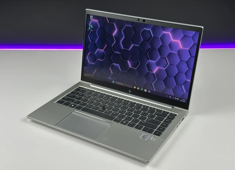 Biznesowy laptop HP EliteBook 840 G7 z procesorem i5-10310U i dotykowym ekranem 14" FHD. Aluminiowa obudowa oraz klawiatura US.