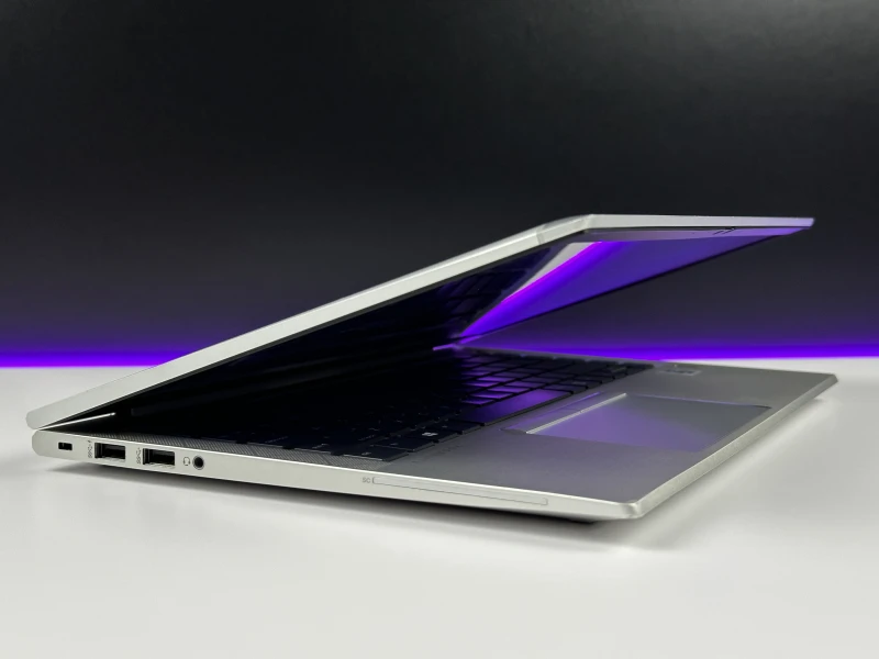 Biznesowy laptop HP EliteBook 840 G7 z procesorem i5-10310U i dotykowym ekranem 14" FHD. Aluminiowa obudowa oraz klawiatura US.