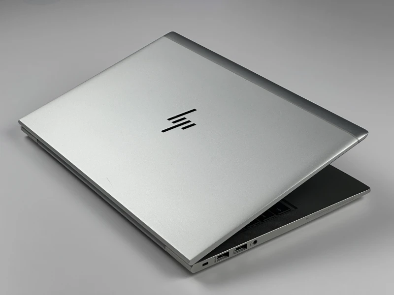 Biznesowy laptop HP EliteBook 840 G7 z procesorem i5-10310U i dotykowym ekranem 14" FHD. Aluminiowa obudowa oraz klawiatura US.