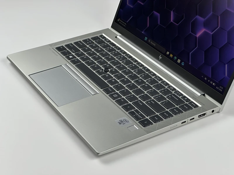 Biznesowy laptop HP EliteBook 840 G7 z procesorem i5-10310U i dotykowym ekranem 14" FHD. Aluminiowa obudowa oraz klawiatura US.