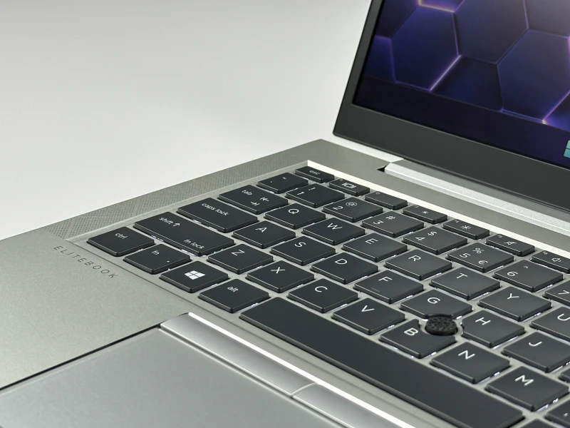 Biznesowy laptop HP EliteBook 840 G7 z procesorem i5-10310U i dotykowym ekranem 14" FHD. Aluminiowa obudowa oraz klawiatura US.