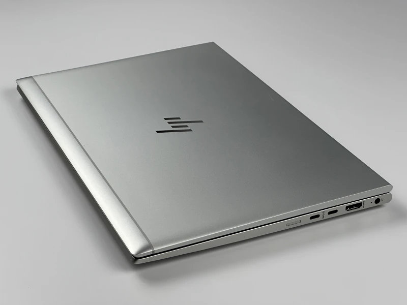 Biznesowy laptop HP EliteBook 840 G7 z procesorem i5-10310U i dotykowym ekranem 14" FHD. Aluminiowa obudowa oraz klawiatura US.