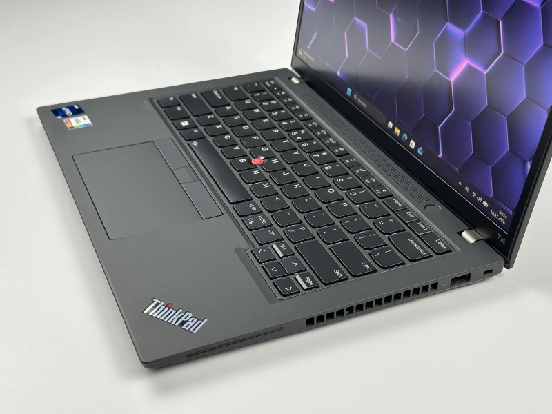 Lenovo ThinkPad T14 Gen 3 z i7-1270P, matrycą FHD+ i klawiaturą US (PL) – elegancja i moc w kompaktowej formie do pracy i zadań kreatywnych.
