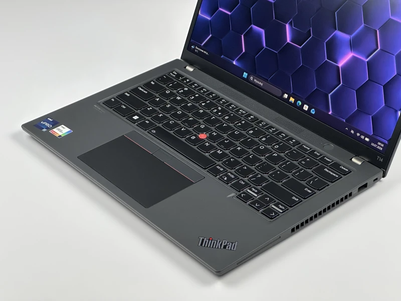Lenovo ThinkPad T14 Gen 3 z i7-1270P, matrycą FHD+ i klawiaturą US (PL) – elegancja i moc w kompaktowej formie do pracy i zadań kreatywnych.