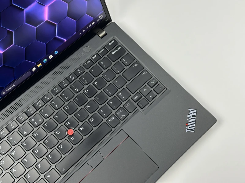 Lenovo ThinkPad T14 Gen 3 z i7-1270P, matrycą FHD+ i klawiaturą US (PL) – elegancja i moc w kompaktowej formie do pracy i zadań kreatywnych.