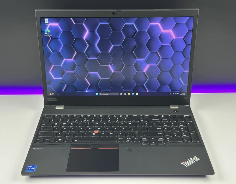 Lenovo ThinkPad T15 Gen 2 z i7-1185G7 i ekranem 15,6". Biznesowy laptop z klawiaturą US, obsługą Thunderbolt 4 i wytrzymałą konstrukcją zgodną.