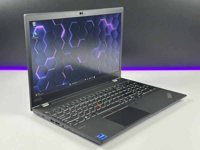 Lenovo ThinkPad T15 Gen 2 z i7-1185G7 i ekranem 15,6". Biznesowy laptop z klawiaturą US, obsługą Thunderbolt 4 i wytrzymałą konstrukcją zgodną.