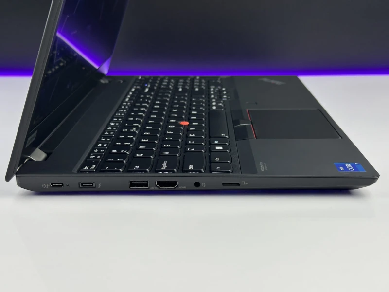 Lenovo ThinkPad T15 Gen 2 z i7-1185G7 i ekranem 15,6". Biznesowy laptop z klawiaturą US, obsługą Thunderbolt 4 i wytrzymałą konstrukcją zgodną.