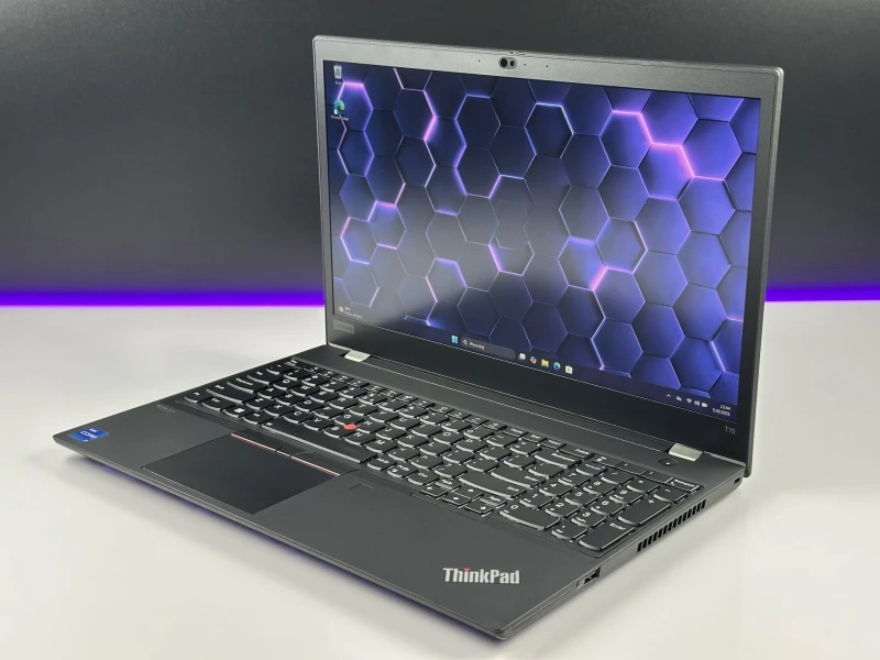 Lenovo ThinkPad T15 Gen 2 z i7-1185G7 i ekranem 15,6". Biznesowy laptop z klawiaturą US, obsługą Thunderbolt 4 i wytrzymałą konstrukcją zgodną.