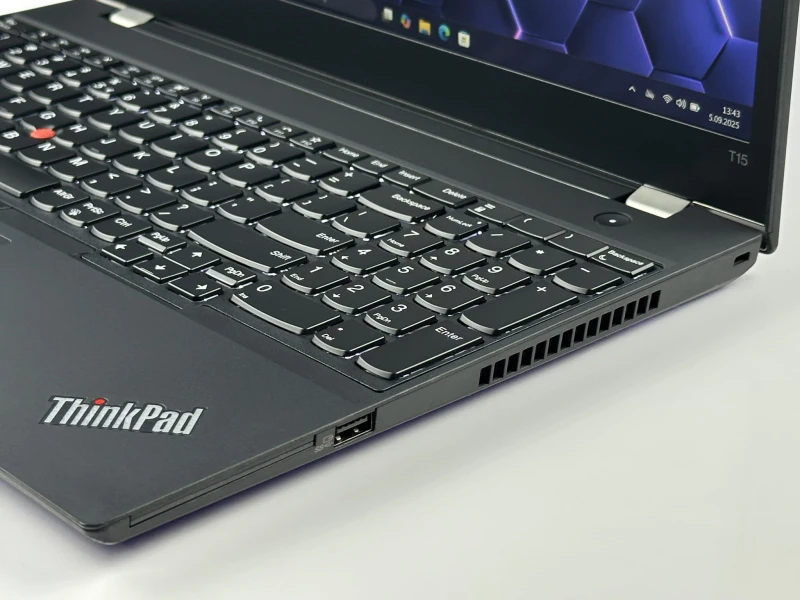 Lenovo ThinkPad T15 Gen 2 z i7-1185G7 i ekranem 15,6". Biznesowy laptop z klawiaturą US, obsługą Thunderbolt 4 i wytrzymałą konstrukcją zgodną.