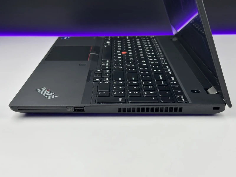 Lenovo ThinkPad T15 Gen 2 z i7-1185G7 i ekranem 15,6". Biznesowy laptop z klawiaturą US, obsługą Thunderbolt 4 i wytrzymałą konstrukcją zgodną.