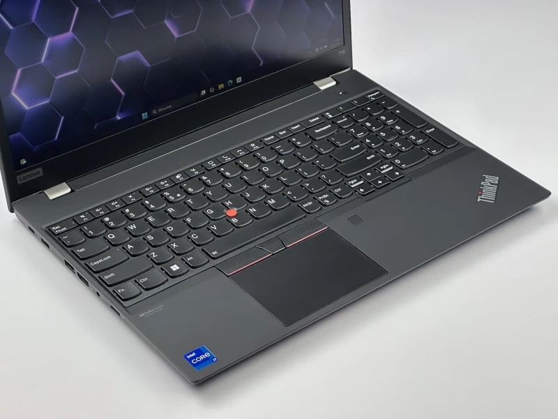 Lenovo ThinkPad T15 Gen 2 z i7-1185G7 i ekranem 15,6". Biznesowy laptop z klawiaturą US, obsługą Thunderbolt 4 i wytrzymałą konstrukcją zgodną.