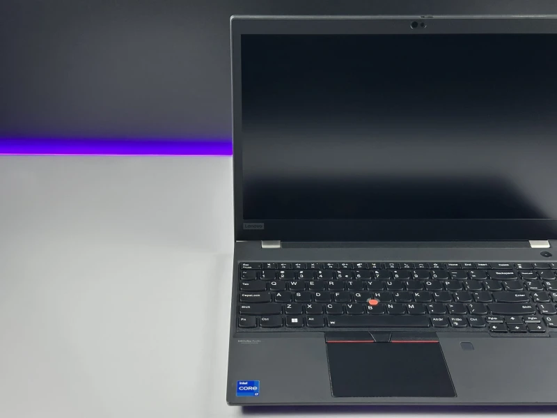 Lenovo ThinkPad T15 Gen 2 z i7-1185G7 i ekranem 15,6". Biznesowy laptop z klawiaturą US, obsługą Thunderbolt 4 i wytrzymałą konstrukcją zgodną. Lenovo ThinkPad T15 Gen 2 z i7-1185G7 i ekranem 15,6". Biznesowy laptop z klawiaturą US, obsługą Thunderbolt 4 i wytrzymałą konstrukcją zgodną.