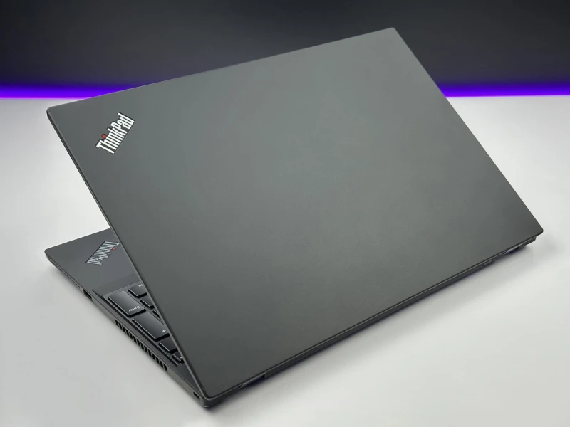 Lenovo ThinkPad T15 Gen 2 z i7-1185G7 i ekranem 15,6". Biznesowy laptop z klawiaturą US, obsługą Thunderbolt 4 i wytrzymałą konstrukcją zgodną. Lenovo ThinkPad T15 Gen 2 z i7-1185G7 i ekranem 15,6". Biznesowy laptop z klawiaturą US, obsługą Thunderbolt 4 i wytrzymałą konstrukcją zgodną.