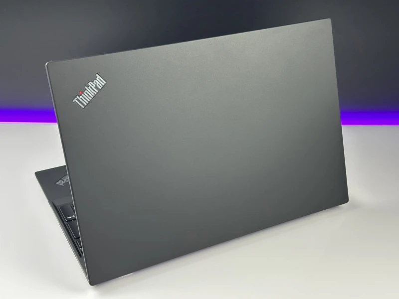 Lenovo ThinkPad T15 Gen 2 z i7-1185G7 i ekranem 15,6". Biznesowy laptop z klawiaturą US, obsługą Thunderbolt 4 i wytrzymałą konstrukcją zgodną.