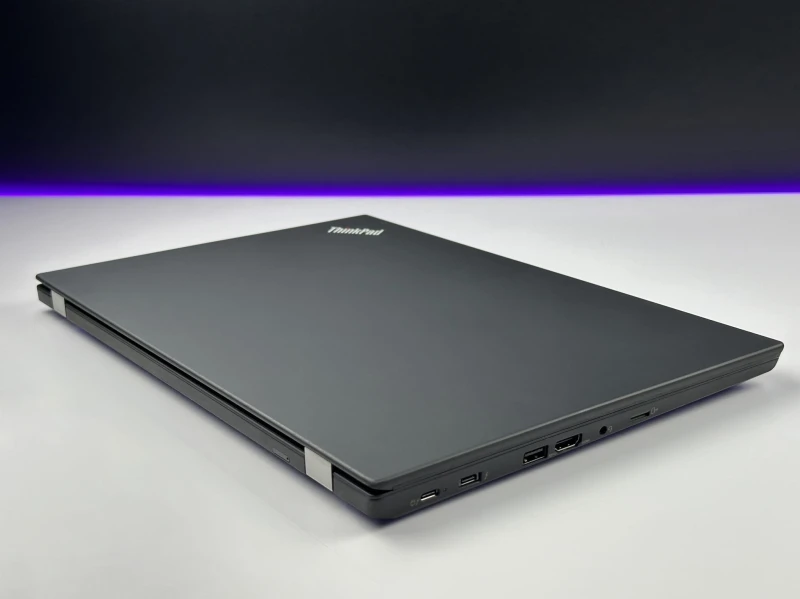 Lenovo ThinkPad T15 Gen 2 z i7-1185G7 i ekranem 15,6". Biznesowy laptop z klawiaturą US, obsługą Thunderbolt 4 i wytrzymałą konstrukcją zgodną.