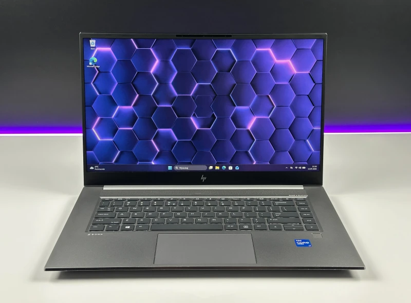HP ZBook Studio 15 G8 z i7-11850H, ekranem 15,6" FHD i grafiką NVIDIA T1200. Smukła stacja robocza z klawiaturą US i aluminiową obudową.