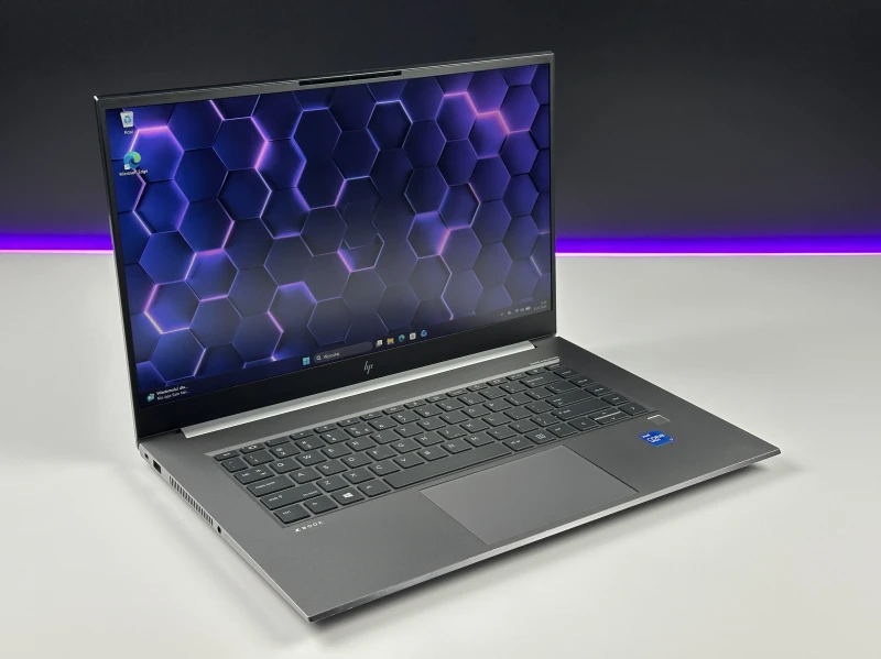 HP ZBook Studio 15 G8 z i7-11850H, ekranem 15,6" FHD i grafiką NVIDIA T1200. Smukła stacja robocza z klawiaturą US i aluminiową obudową.