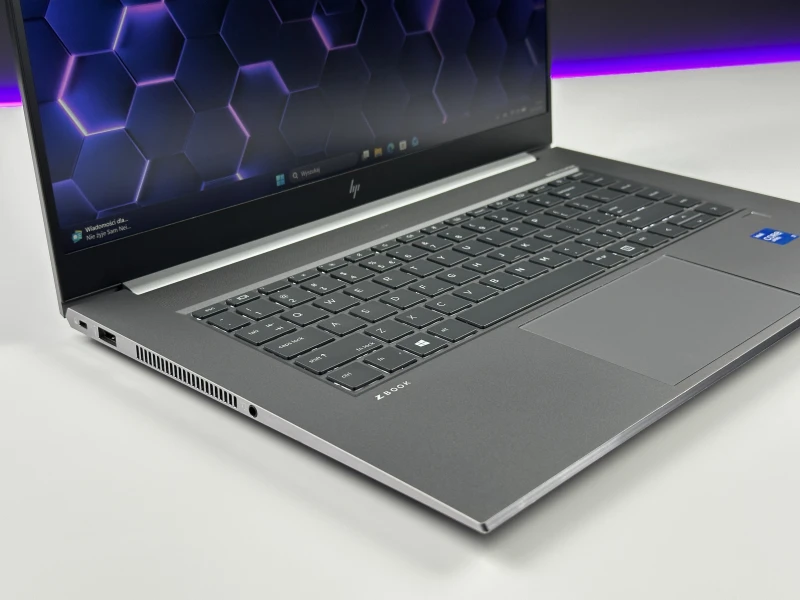 HP ZBook Studio 15 G8 z i7-11850H, ekranem 15,6" FHD i grafiką NVIDIA T1200. Smukła stacja robocza z klawiaturą US i aluminiową obudową.