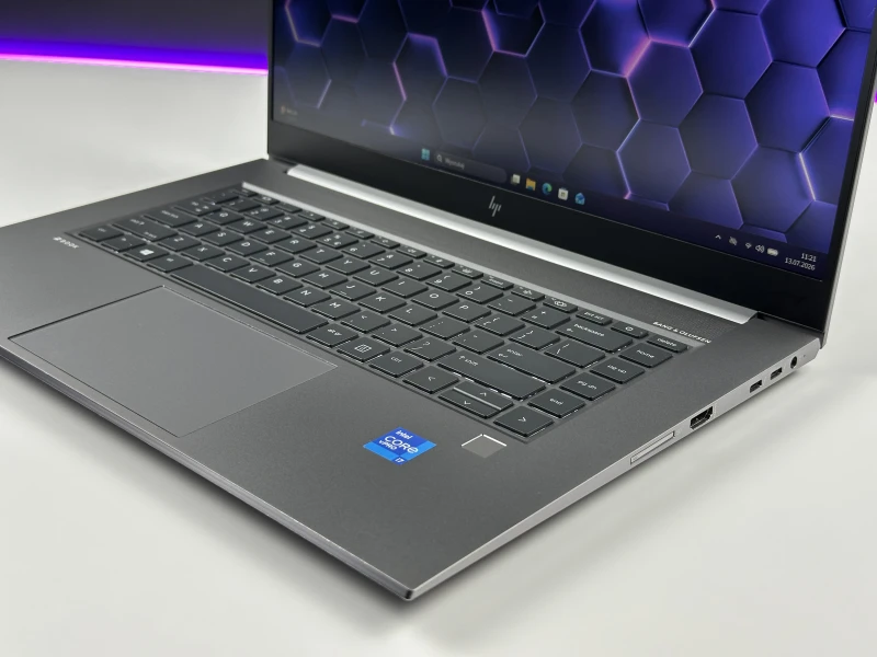 HP ZBook Studio 15 G8 z i7-11850H, ekranem 15,6" FHD i grafiką NVIDIA T1200. Smukła stacja robocza z klawiaturą US i aluminiową obudową.