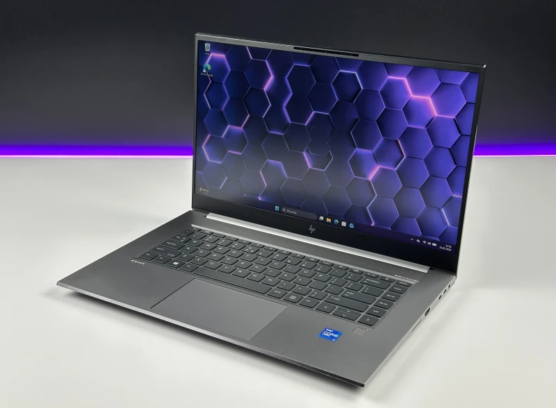 HP ZBook Studio 15 G8 z i7-11850H, ekranem 15,6" FHD i grafiką NVIDIA T1200. Smukła stacja robocza z klawiaturą US i aluminiową obudową.