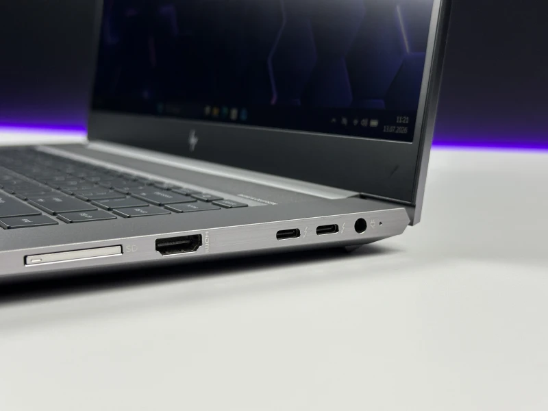 HP ZBook Studio 15 G8 z i7-11850H, ekranem 15,6" FHD i grafiką NVIDIA T1200. Smukła stacja robocza z klawiaturą US i aluminiową obudową.