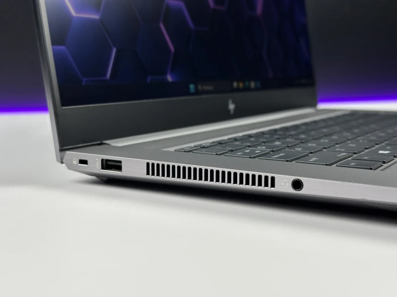 HP ZBook Studio 15 G8 z i7-11850H, ekranem 15,6" FHD i grafiką NVIDIA T1200. Smukła stacja robocza z klawiaturą US i aluminiową obudową.