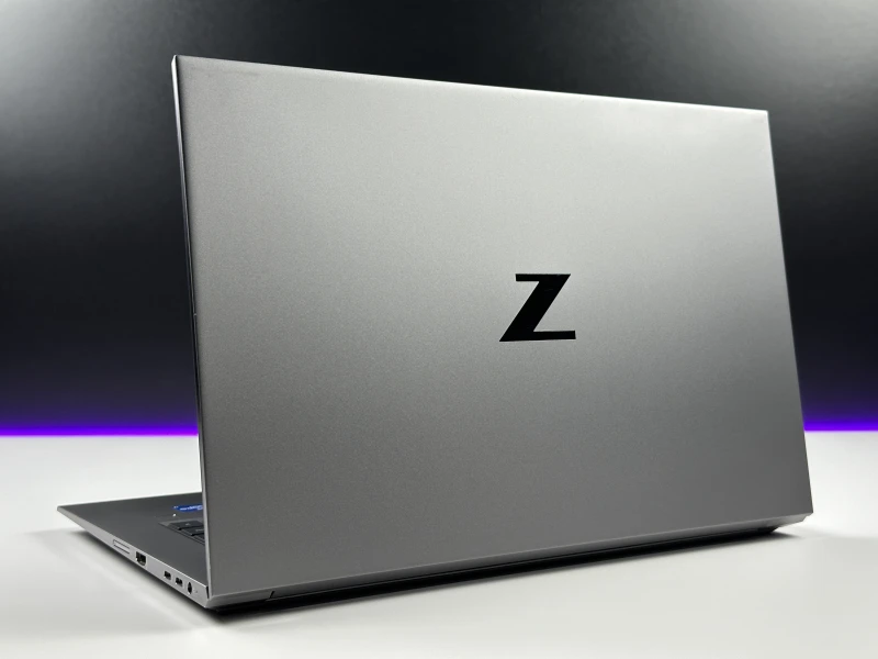 HP ZBook Studio 15 G8 z i7-11850H, ekranem 15,6" FHD i grafiką NVIDIA T1200. Smukła stacja robocza z klawiaturą US i aluminiową obudową.
