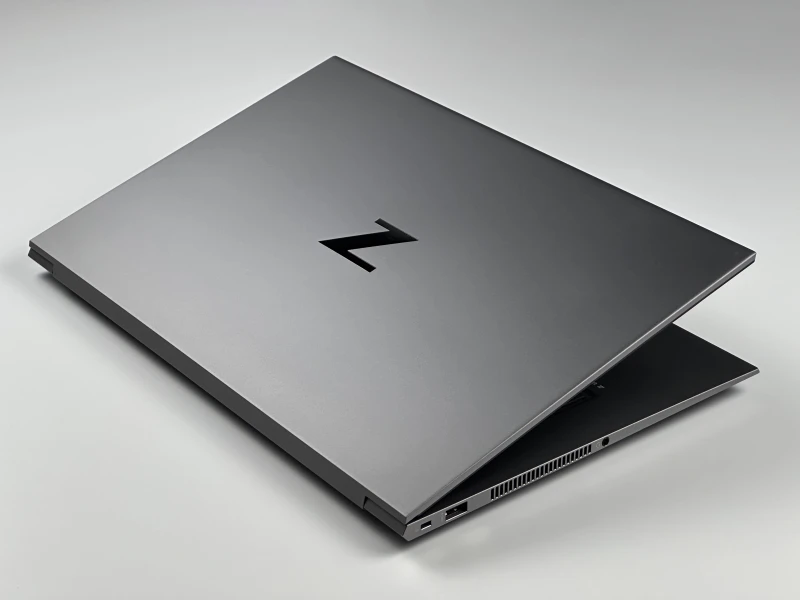 HP ZBook Studio 15 G8 z i7-11850H, ekranem 15,6" FHD i grafiką NVIDIA T1200. Smukła stacja robocza z klawiaturą US i aluminiową obudową.