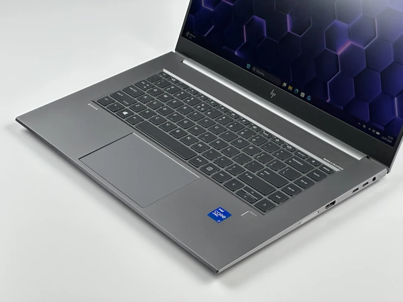 HP ZBook Studio 15 G8 z i7-11850H, ekranem 15,6" FHD i grafiką NVIDIA T1200. Smukła stacja robocza z klawiaturą US i aluminiową obudową.