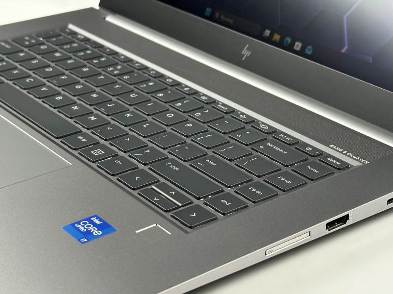 HP ZBook Studio 15 G8 z i7-11850H, ekranem 15,6" FHD i grafiką NVIDIA T1200. Smukła stacja robocza z klawiaturą US i aluminiową obudową.