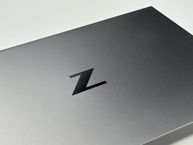 HP ZBook Studio 15 G8 z i7-11850H, ekranem 15,6" FHD i grafiką NVIDIA T1200. Smukła stacja robocza z klawiaturą US i aluminiową obudową.