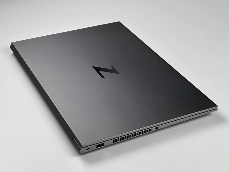 HP ZBook Studio 15 G8 z i7-11850H, ekranem 15,6" FHD i grafiką NVIDIA T1200. Smukła stacja robocza z klawiaturą US i aluminiową obudową.