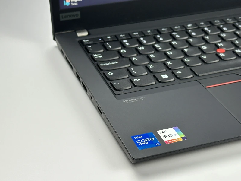 Lenovo ThinkPad T14 Gen 2 z i5-1145G7, grafiką Intel Iris Xe i ekranem 14" FHD. Lekki laptop biznesowy z pamięcią DDR4 i obsługą Thunderbolt 4.