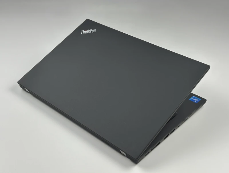 Lenovo ThinkPad T14 Gen 2 z i5-1145G7, grafiką Intel Iris Xe i ekranem 14" FHD. Lekki laptop biznesowy z pamięcią DDR4 i obsługą Thunderbolt 4.