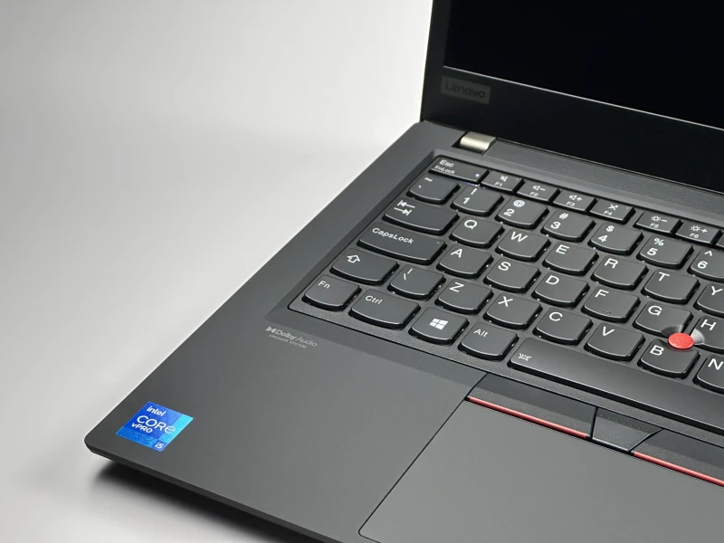 Lenovo ThinkPad T14 Gen 2 z i5-1145G7, grafiką Intel Iris Xe i ekranem 14" FHD. Lekki laptop biznesowy z pamięcią DDR4 i obsługą Thunderbolt 4.
