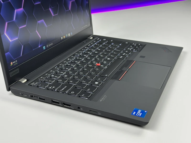 Lenovo ThinkPad T14 Gen 2 z i5-1145G7, grafiką Intel Iris Xe i ekranem 14" FHD. Lekki laptop biznesowy z pamięcią DDR4 i obsługą Thunderbolt 4.