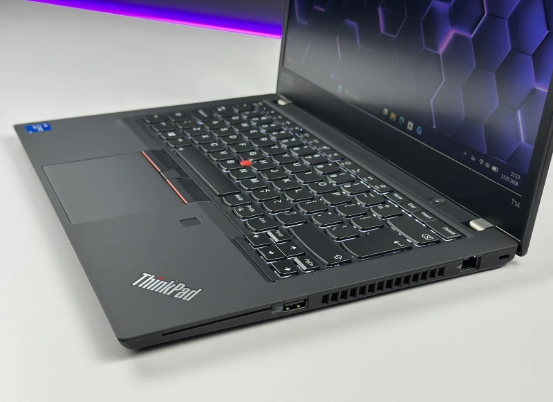 Lenovo ThinkPad T14 Gen 2 z i5-1145G7, grafiką Intel Iris Xe i ekranem 14" FHD. Lekki laptop biznesowy z pamięcią DDR4 i obsługą Thunderbolt 4.
