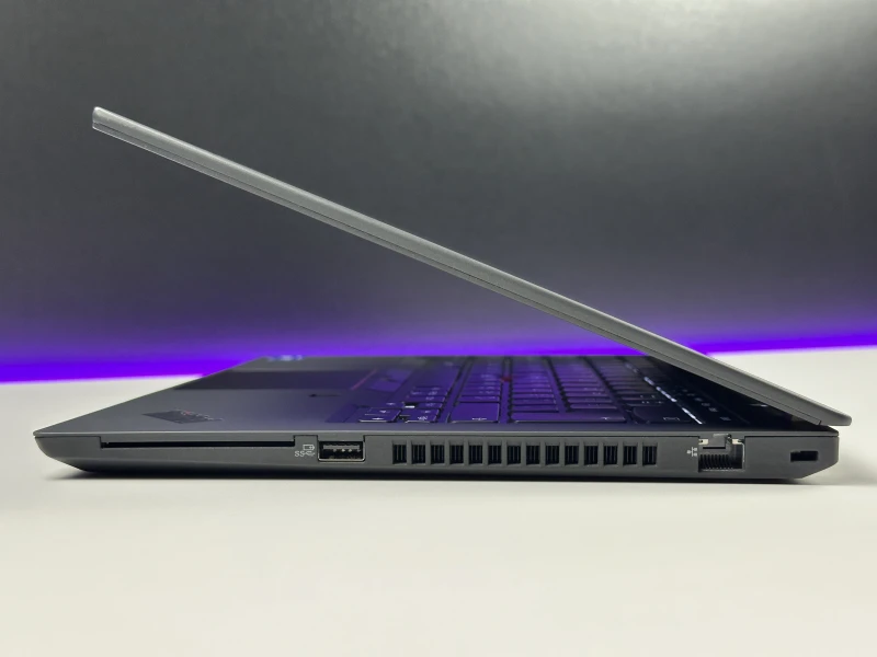 Lenovo ThinkPad T14 Gen 2 z i5-1145G7, grafiką Intel Iris Xe i ekranem 14" FHD. Lekki laptop biznesowy z pamięcią DDR4 i obsługą Thunderbolt 4.