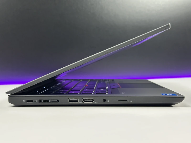 Lenovo ThinkPad T14 Gen 2 z i5-1145G7, grafiką Intel Iris Xe i ekranem 14" FHD. Lekki laptop biznesowy z pamięcią DDR4 i obsługą Thunderbolt 4.