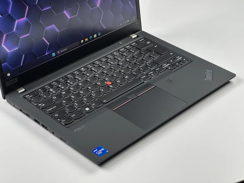 Lenovo ThinkPad T14 Gen 2 z i5-1145G7, grafiką Intel Iris Xe i ekranem 14" FHD. Lekki laptop biznesowy z pamięcią DDR4 i obsługą Thunderbolt 4.