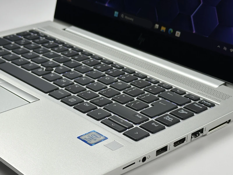 HP EliteBook 840 G5 z dotykowym ekranem i modemem LTE. Aluminiowa obudowa, Intel UHD Graphics 620 oraz wysoka kultura pracy. HP EliteBook 840 G5 z dotykowym ekranem i modemem LTE. Aluminiowa obudowa, Intel UHD Graphics 620 oraz wysoka kultura pracy.
