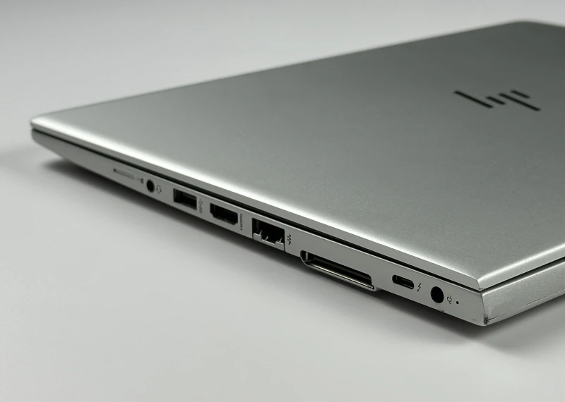 HP EliteBook 840 G5 z i5-8250U i ekranem 14" FHD. Biznesowy laptop z Intel UHD Graphics 620, złączem Thunderbolt 3 i smukłą konstrukcją.
