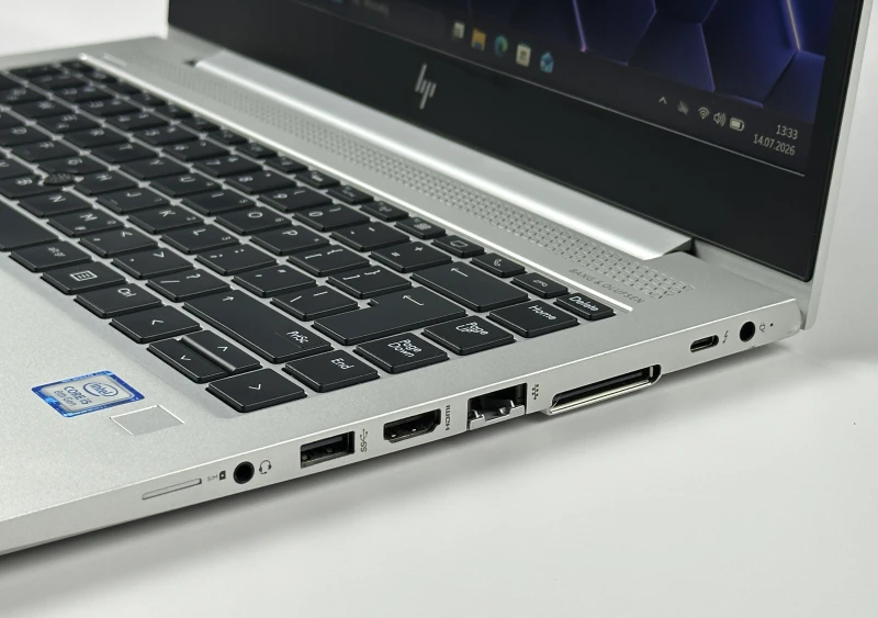 HP EliteBook 840 G5 z i5-8250U i ekranem 14" FHD. Biznesowy laptop z Intel UHD Graphics 620, złączem Thunderbolt 3 i smukłą konstrukcją.